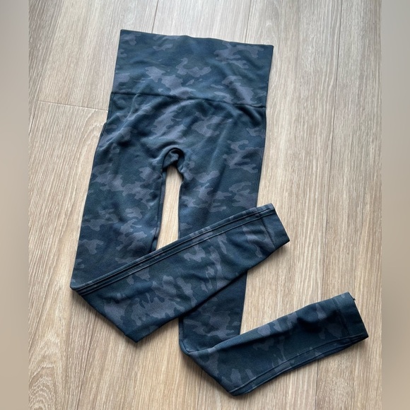 Spanx Look at Me Now Seamless Leggings Black Camo SizeSmall - Picture 2 of 5